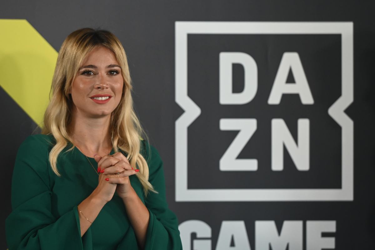 Diletta Leotta, vicino ad un logo Dazn