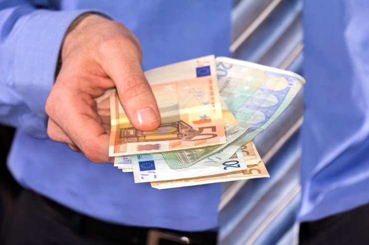 uomo con banconote in mano