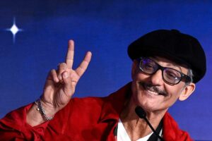 Rosario Fiorello sorride in conferenza stampa