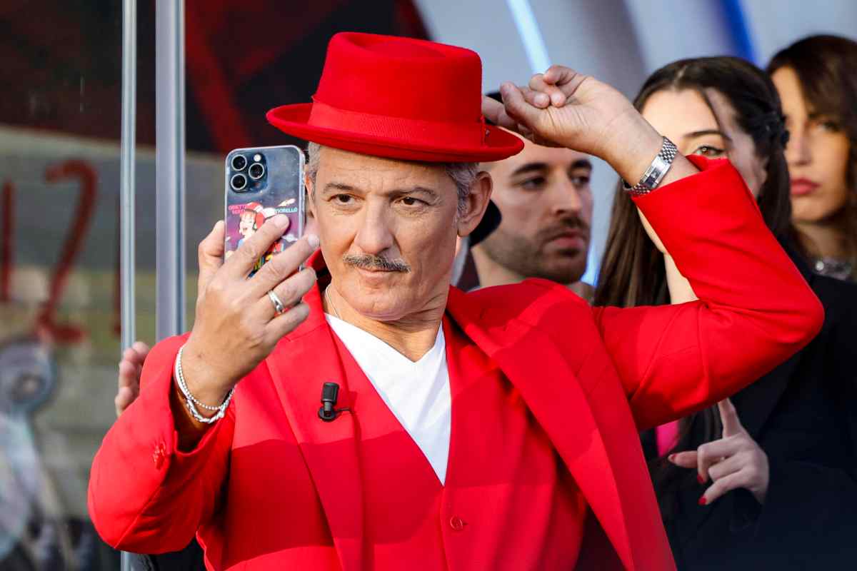 Rosario Fiorello si "specchia" nel suo smartphone