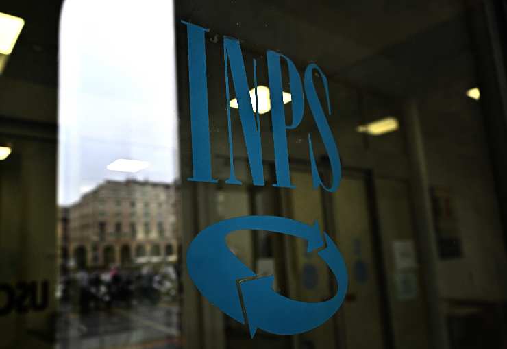 una porta di vetro dell'inps