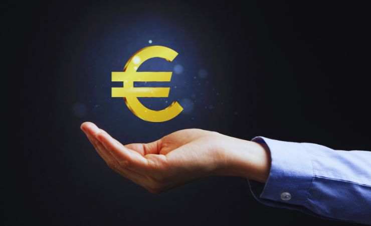 logo euro nella mano