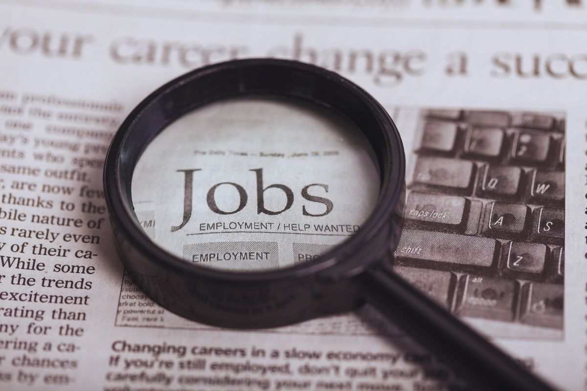 scritta jobs su un giornale dentro la lente di ingrandimento