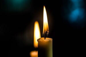 candele accese in simbolo di lutto