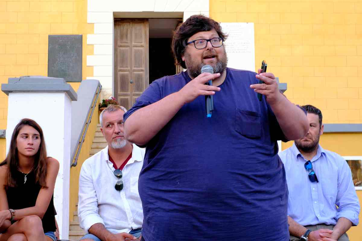 Mario Adinolfi parla al microfono
