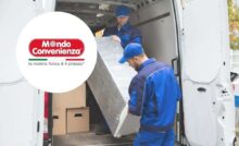 Due operai scaricano un frigo