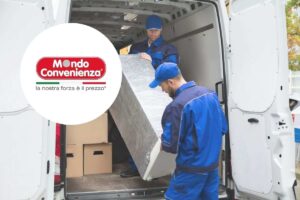 Due operai scaricano un frigo