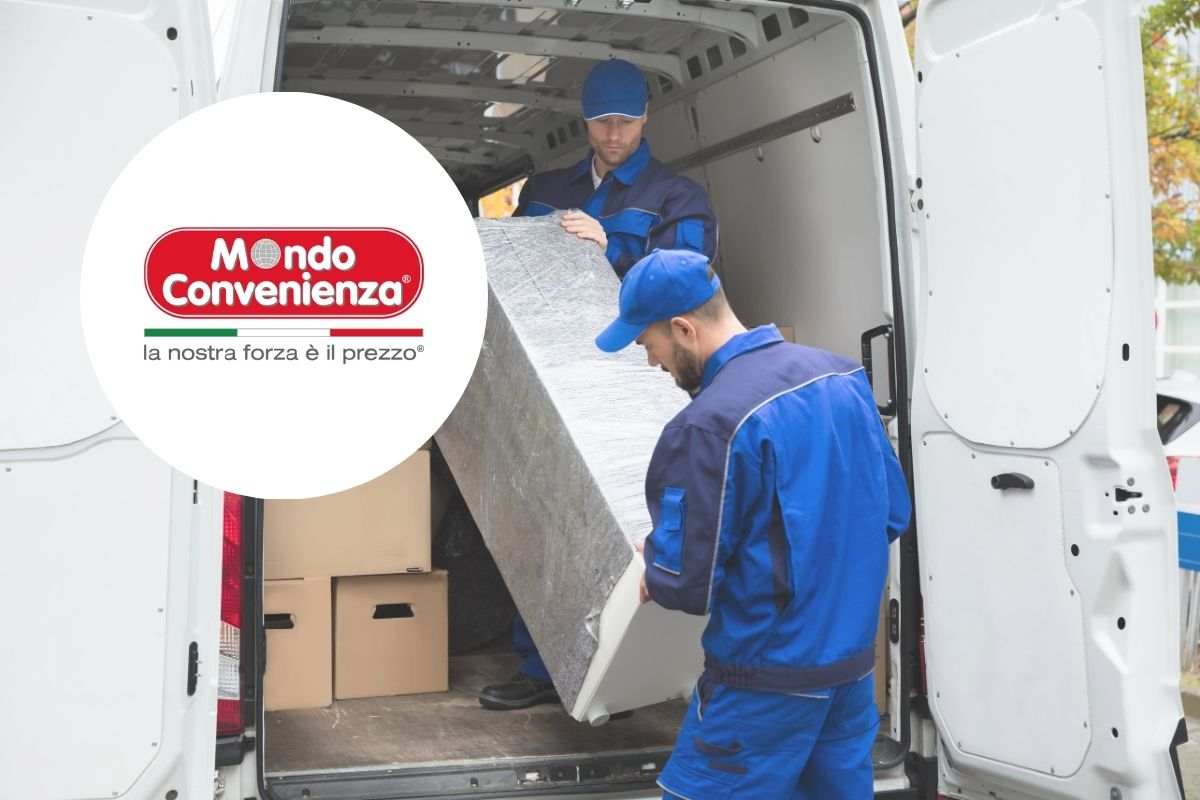 Due operai scaricano un frigo