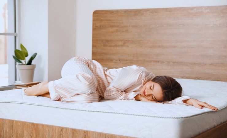 ragazza su un materasso che si riposa