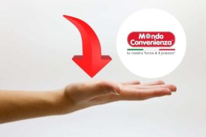 mano con logo mondo convenienza
