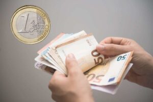 moneta un euro e banconote
