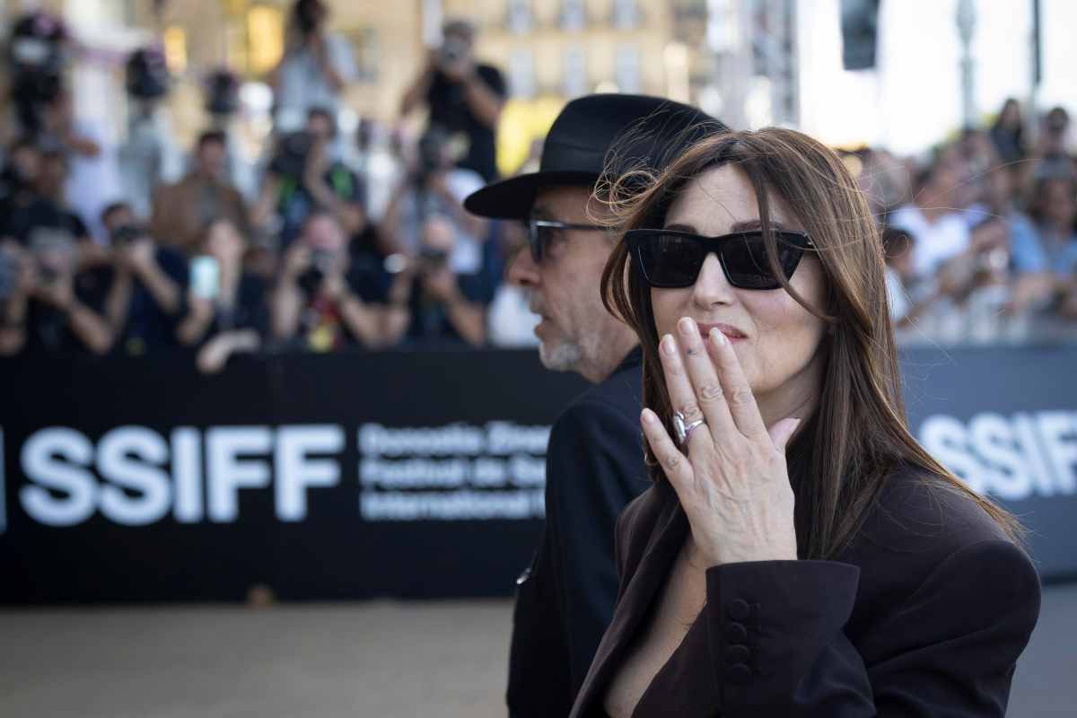 Monica Bellucci manda un bacio ai fan