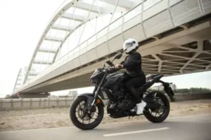 uomo in motocicletta