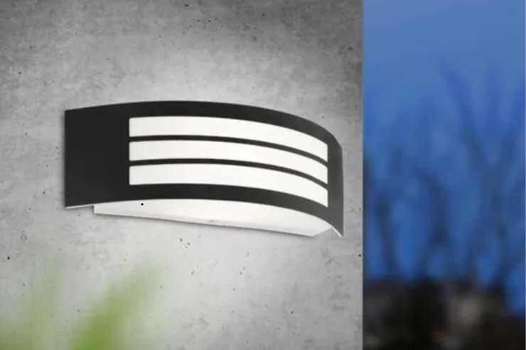 una lampada da esterno in funzione