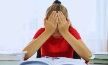 studente con le mani sul volto