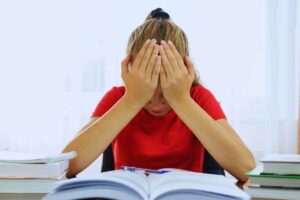 studente con le mani sul volto