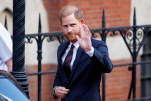 Il Principe Harry fa un cenno di saluto