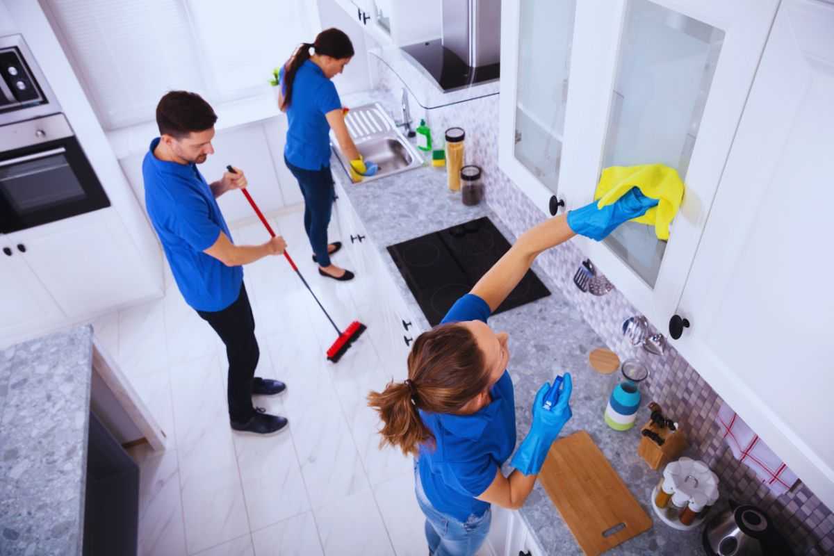 persone puliscono la cucina