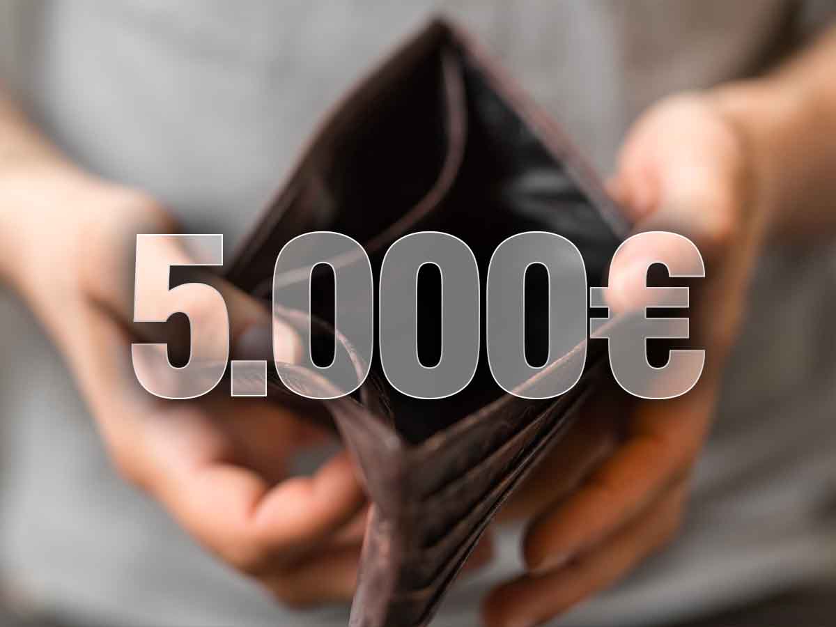 un portafoglio aperto vuoto e una scritta