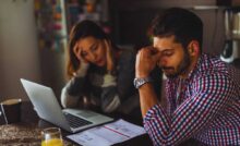 due ragazzi davanti a computer e carte