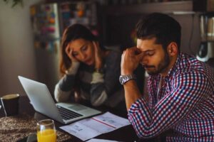 due ragazzi davanti a computer e carte