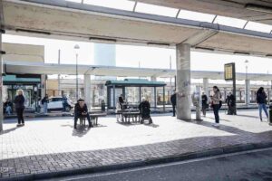 Persone alla fermata bus in attesa