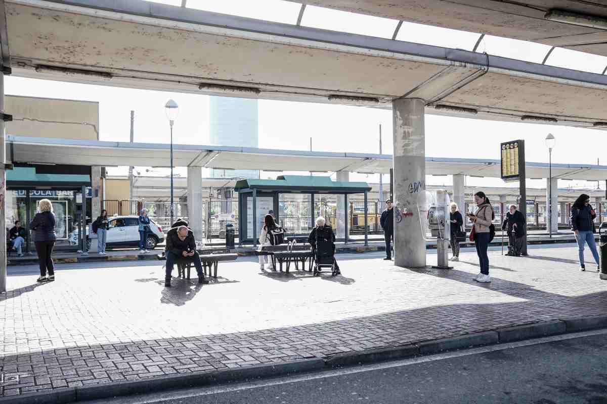 Persone alla fermata bus in attesa