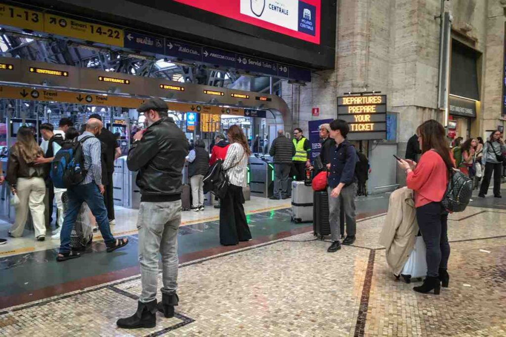Persone in coda ad uno sportello Trenitalia a causa di uno sciopero