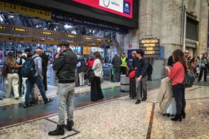 Persone in coda ad uno sportello Trenitalia a causa di uno sciopero