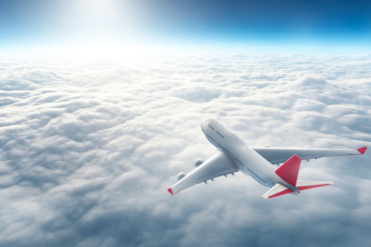 aereo in volo sopra le nuvole