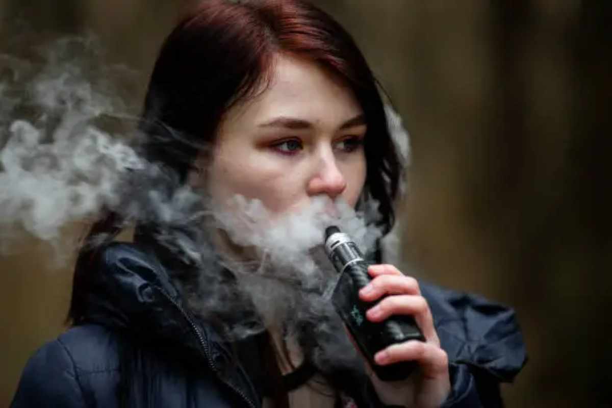 donna che fuma sigaretta elettronica