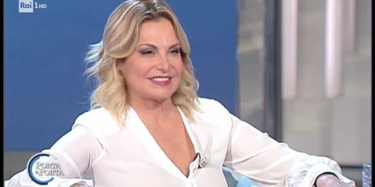 simona ventura accenna un sorriso