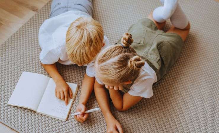 bambini che studiano a terra