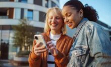 due ragazze con telefono
