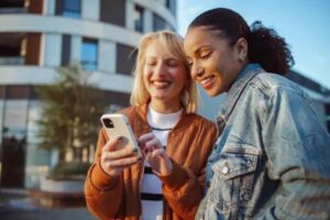 due ragazze con telefono