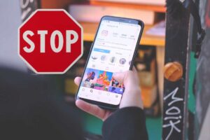 uno smartphone con instagram e il segnale di stop