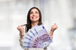 donna felice e 6 banconote da 500 euro