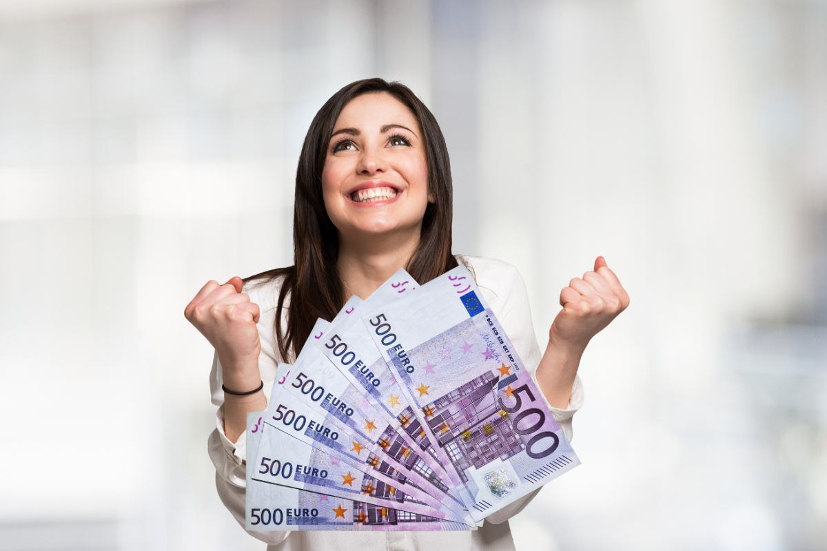 donna felice e 6 banconote da 500 euro
