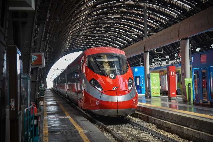 treno Frecciarossa in stazione