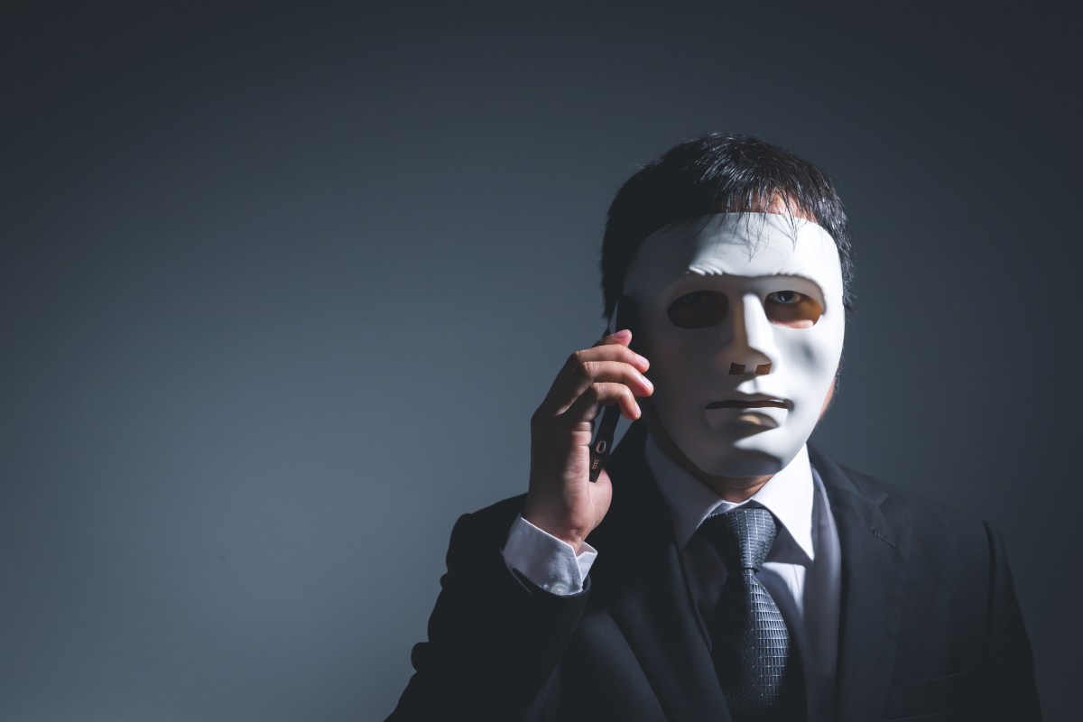 truffatore al telefono