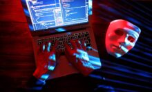 uomo truffatore al pc maschera