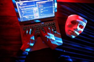 uomo truffatore al pc maschera