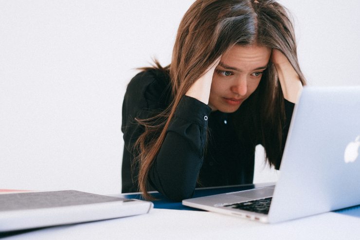 donna disperata al pc