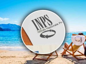 gente al mare e nel cerchietto e la lettera dell'inps