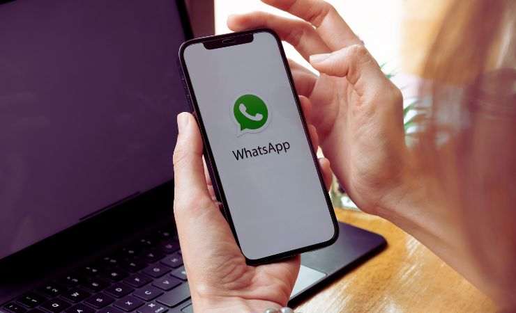 persona guarda chat whatsapp