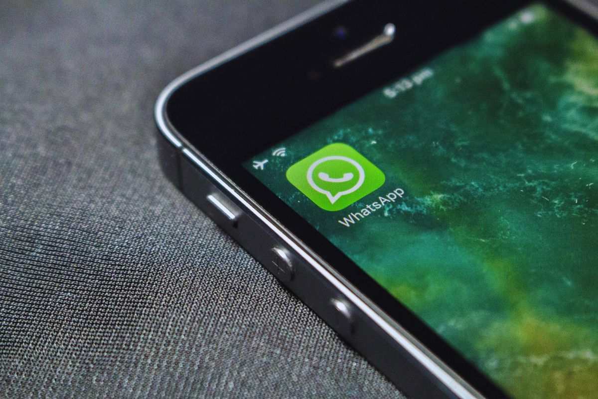 un'icona di whatsapp su uno smartphone