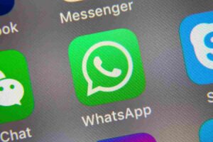 Logo WhatsApp su schermata di un cellulare